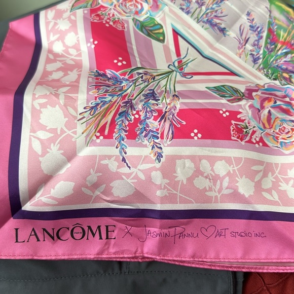 New Lancome scarf - Picture 2 of 2